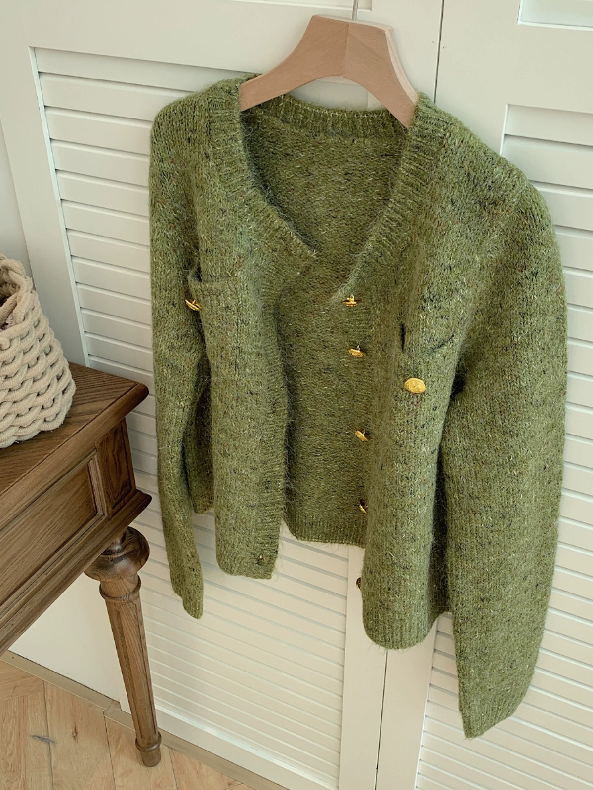 Classic Style Uniko Green Soft Glutinous Gold Buckle Sweater